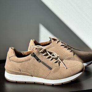 B.O.C by Born Khloe Womans Size 8 Tan Casual Sneakers EUC